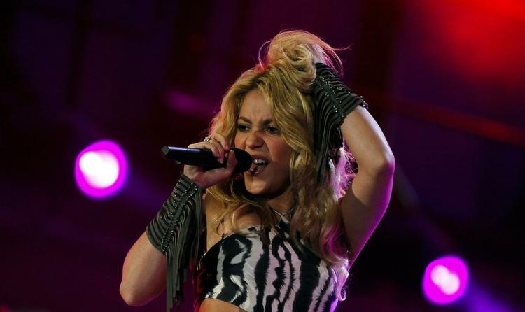 De colombianske sanger Shakira underholder under åbningen af VM i fodbold i Sydafrika i 2010.  