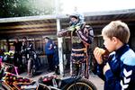 VM-drømme. 15-årige Patrick Hansen kører speedway to gange om ugen og drømmer om at blive verdensmester. I dag træner han sin start mod Jesper Søgaard, som er ved at varme sin cykel op i baggrunden. 