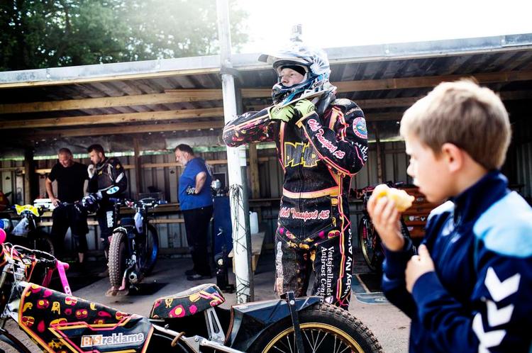 VM-drømme. 15-årige Patrick Hansen kører speedway to gange om ugen og drømmer om at blive verdensmester. I dag træner han sin start mod Jesper Søgaard, som er ved at varme sin cykel op i baggrunden. 