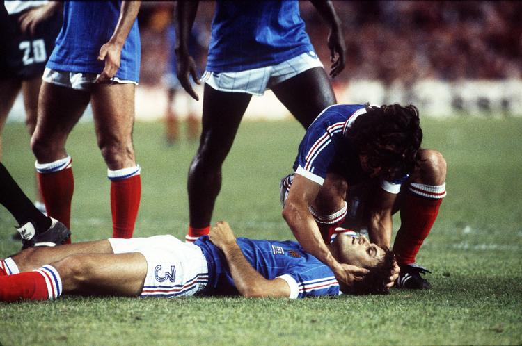 Overfald. Frankrigs Patrick Battiston blev slået groggy, da den tyske målmand Schumacher gik alt for hårdt til ham i den dramatiske semifinale i 1982. 