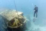 Besøg. En videnskabsmand dykker ned til havlaboratoriet Aquarius, hvor  Fabian Cousteau sammen med to kolleger har tilbragt 31 dage under vandet. De tre mænd dykkede og foretog videnskabelige forsøg - og fik løbende besøg af gæster. 