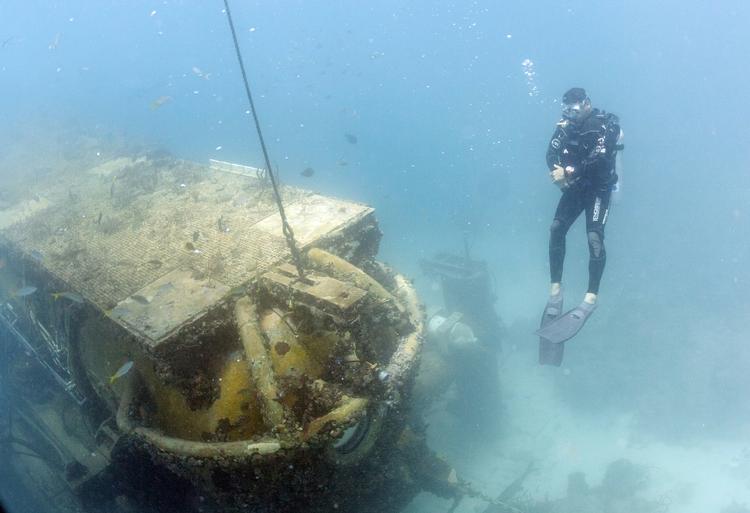 Besøg. En videnskabsmand dykker ned til havlaboratoriet Aquarius, hvor  Fabian Cousteau sammen med to kolleger har tilbragt 31 dage under vandet. De tre mænd dykkede og foretog videnskabelige forsøg - og fik løbende besøg af gæster. 