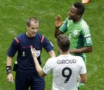 Diskussion. Dommer Mark Geiger fra USA drøfter en omstridt spilsituation i 1/8-finalen med spillere fra Nigeria og Frankrig. Den slags kan der måske komme færrere af i fremtiden. 