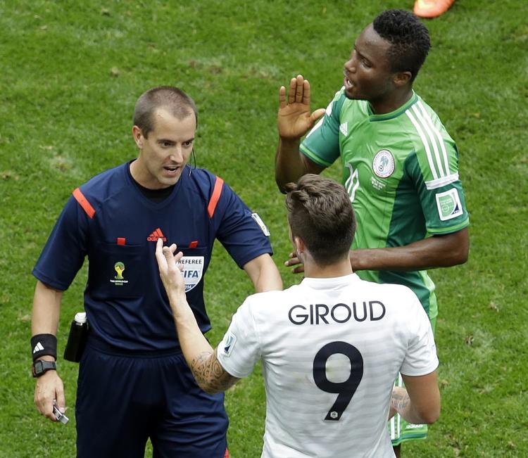 Diskussion. Dommer Mark Geiger fra USA drøfter en omstridt spilsituation i 1/8-finalen med spillere fra Nigeria og Frankrig. Den slags kan der måske komme færrere af i fremtiden. 