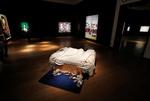 sovekunst. Den sjusket redte seng tilhørte oprindeligt kunstneren Tracey Ermin og blev første gang udstillet i 1998 til stor offentlig forargelse. 