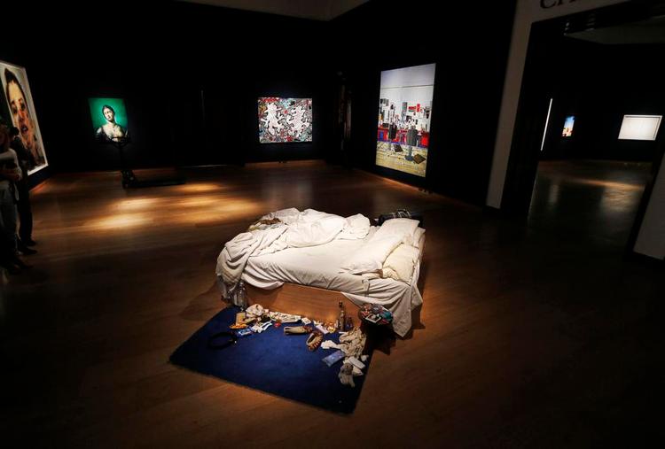 sovekunst. Den sjusket redte seng tilhørte oprindeligt kunstneren Tracey Ermin og blev første gang udstillet i 1998 til stor offentlig forargelse. 