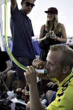Opfindsomheden er stor, når de våde varer skal indtages. Ølbong er efterhånden en traditionel festivalmetode. 