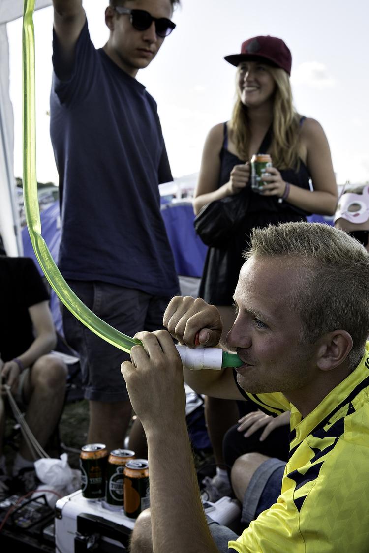 Opfindsomheden er stor, når de våde varer skal indtages. Ølbong er efterhånden en traditionel festivalmetode. 