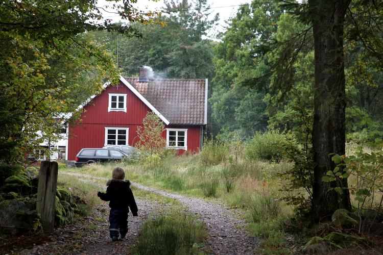 TURISTER. Det bliver en billigere sommerferie i år, hvis turen går til Sverige. Kursen på den svenske krone er faldet efter overraskende rentesænkning. (arkivfoto) 