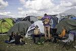Der er kærlighed i luften blandt festivalgængerne på campingpladsen. Både med og uden bukser. 