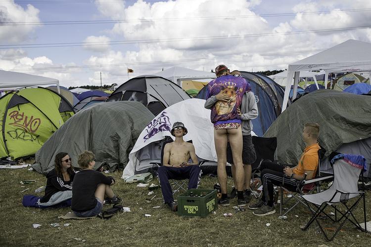 Der er kærlighed i luften blandt festivalgængerne på campingpladsen. Både med og uden bukser. 
