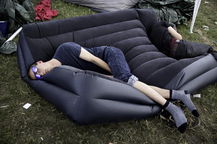 Festivalen kan være hård. Så er det godt, man har en luftmadras. 