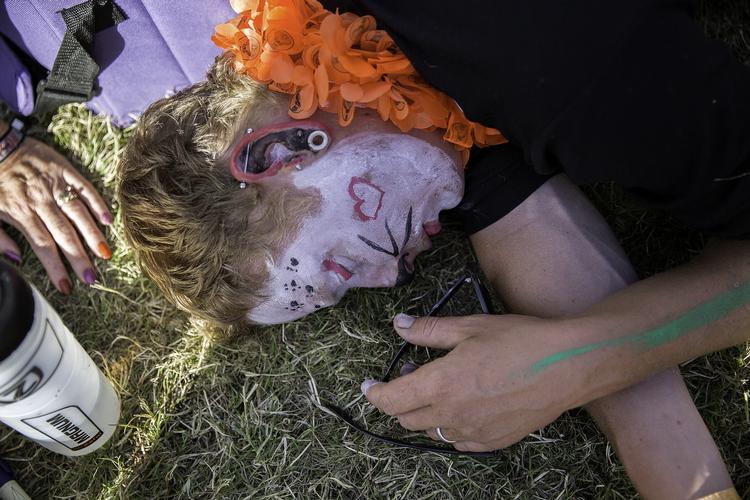 Nogle Roskilde-gæster har sminket sig i anledning af festivalen. 