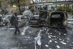 UROLIGHEDER. Svensker ser på udbrændte biler efter optøjerne i 2013. De blev udløst af en betjents drab på en machetebevæbnet mand. Det var nødværge, fastslår anklagemyndigheden nu om episoden. 