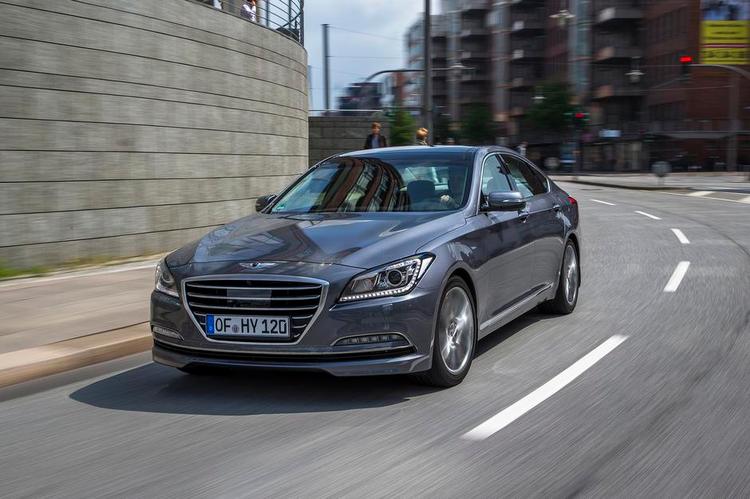 pompøs. Hyundai Genesis skal bryde ind på prestigeklassen, hvor kunderne betaler 1 million kroner for bilen. 