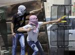 uro. Utilfredse palæstinensere kastede i går sten mod det israelske grænsepoliti i Jerusalem. 