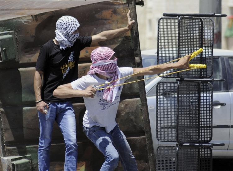 uro. Utilfredse palæstinensere kastede i går sten mod det israelske grænsepoliti i Jerusalem. 