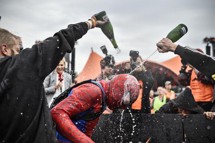 SEJRSRUS. En ung mand i Spiderman-kostume, var den første fremme ved Orange Scene. Premien er champagne. 