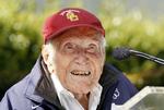 Krigshelt. Louis Zamperini overlevede først 47 dage på en redningsflåde i Stillehavet, hvorefter han blev slået dagligt under sit over 2 år lange ophold i japanske fangelejre. 