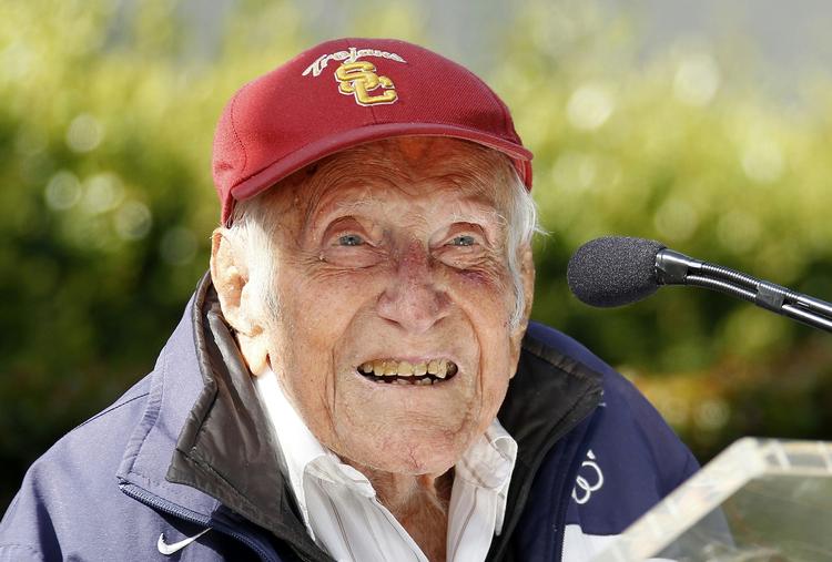 Krigshelt. Louis Zamperini overlevede først 47 dage på en redningsflåde i Stillehavet, hvorefter han blev slået dagligt under sit over 2 år lange ophold i japanske fangelejre. 