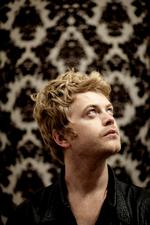 rockgæst. Copenhagen Jazz Festival. byder på meget andet end jazz. F.eks. gæster Figurines-sangeren Christian Hjelm Ingolfs Kaffebar under festivalen. 