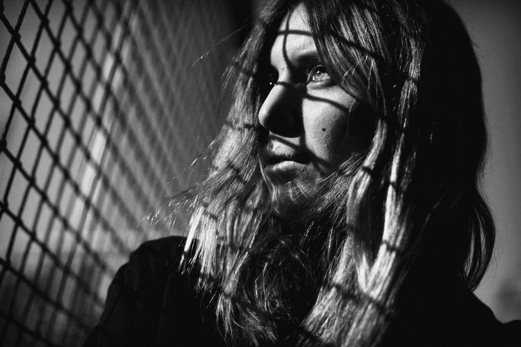 Travl. Svenske Lykke Li har udgivet tre album og er samtidig model, skuespillerinde og netop nu på tur på femte måned. Den ikoniske svenske sangerinde har tidligere spillet på Roskilde Festival, og i aften klokken 20:30 gør hun det igen og lover at give alt. 