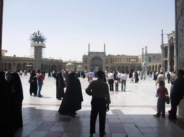 Centrum. Qom er blevet det islamiske centrum i Iran. Det var her, ayatollah Khomeini studerede og prædikede, indtil han blev sendt i eksil, og det er stadig her, modstanden mod Vesten stikker måske allerdybest i Iran. 