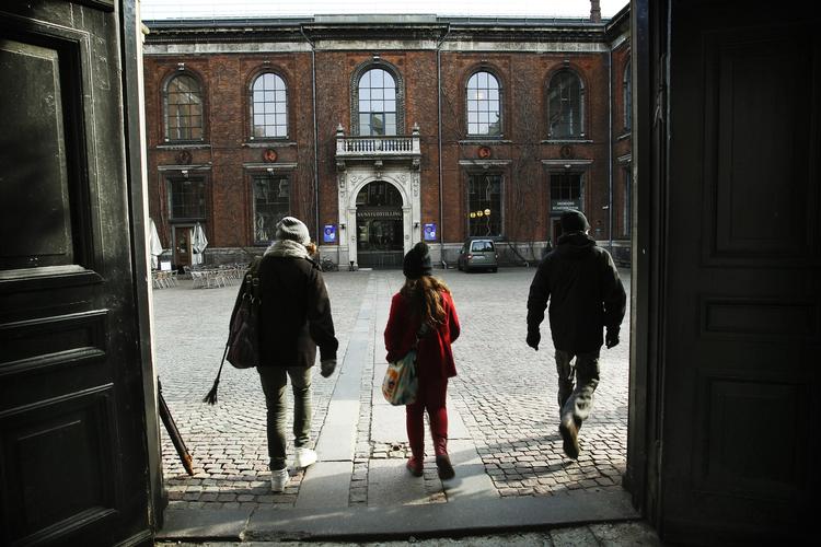 Charlottenborg. Politikens arkitekturredaktør er imponeret over dansk-serbiske Ana Pavlovic på årets afgangsudstilling fra Kunstakademiet på Charlottenborg. 