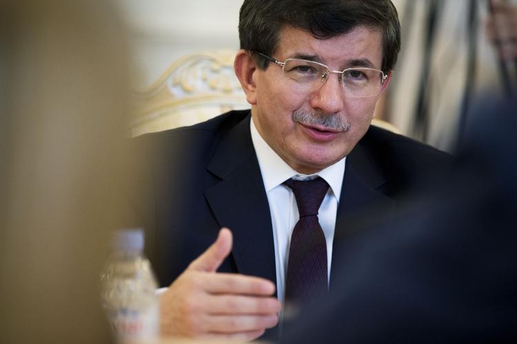 frigivelse. Den tyrkiske udenrigsminister Ahmet Davutoglu kunne i dag fortælle, at 32 tyrkiske lastbilchauffører er sat fri af den islamistiske bevægelse Isis. 