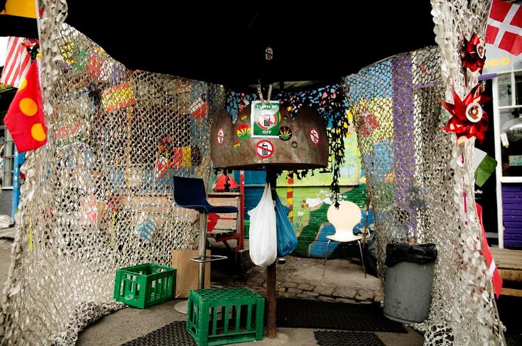 Staden. Christianias øverste formelle beslutningsorgan, fællesmødet, har for nylig forbudt pushernes ansigtsmaskering uden for boderne 