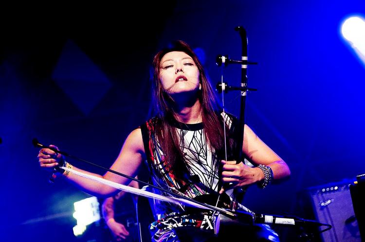 Nybrud. En haegeum er et koreansk strygeinstrument, hvis lyd kan være smuk som en cellos. Eller dyster som fra en sav på den gren, hvor traditionen sidder 