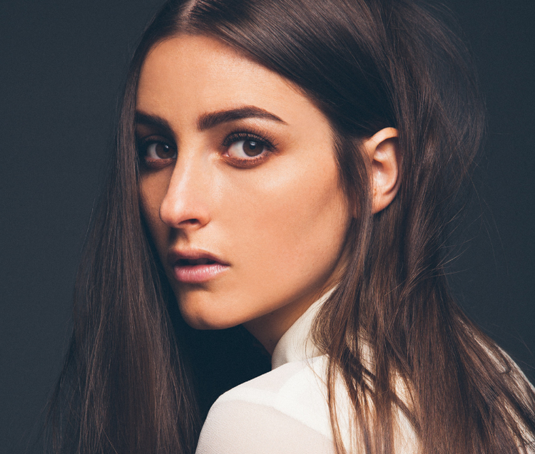 oversensitiv. Banks er så følsom, at der er visse sange, hun føler, er for intime til at spille for et festivalpublikum. Men heldigvis alligevel kan gøre en undtagelse for i dette tilfælde. 