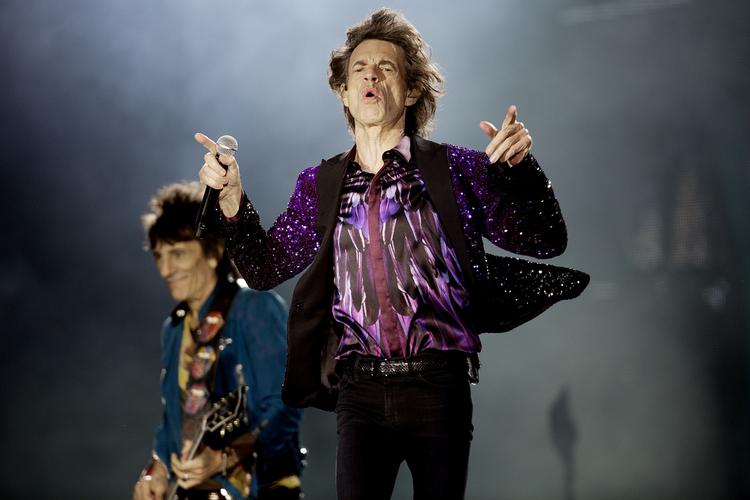 stabilt. Mick Jagger var faktisk - sammen med Charlie Watts - den mest insisterende og stabile kraft i et band, der al for ofte halsede rundt efter deres egen myte. 