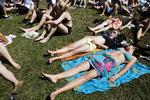 SOL: Gæsterne på dette års Roskilde Festival kan se frem til sol. Måske bliver der tid til solbadning, ligesom disse festivalsgæster kunne nyde på Roskilde Festival tilbage i 2012. 