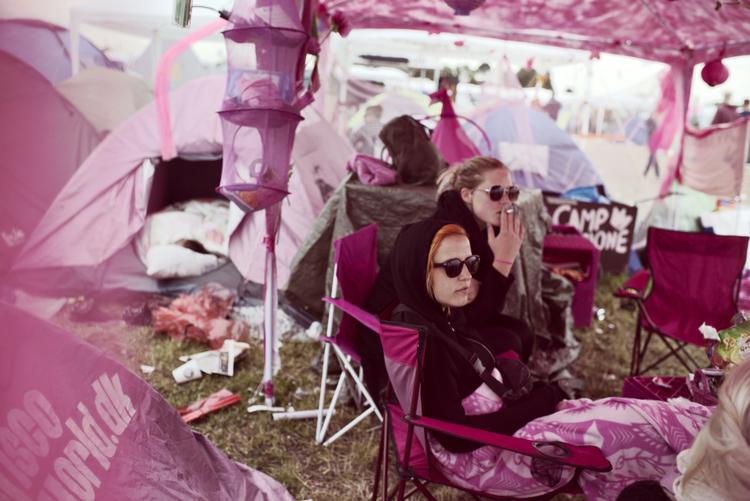 Losseplads. Festivalgæsterne smider de gode manerer, gider ikke rydde op og lever gerne i eget affald. 