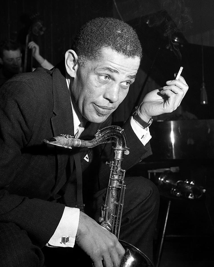 Den danske fotograf Kirsten Malones fotografi af Dexter Gordon er taget i 1964, da saxofonisten netop var begyndt at spille i Montmartre. 