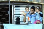 HJEMME. Da Uruguay tabte ottendedelsfinalen i Brasilien var Luis Suarez hjemme hos børnene Benjamin og Defina i Montevideo. 