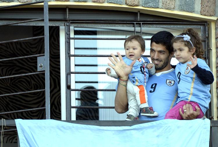 HJEMME. Da Uruguay tabte ottendedelsfinalen i Brasilien var Luis Suarez hjemme hos børnene Benjamin og Defina i Montevideo. 