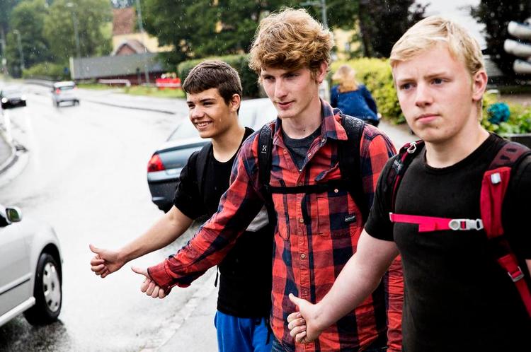 Derudad. Det halter med busafgange omkring midtjyske Ry, så efterskole vennerne Simon Sejr (tv.), Niclas Ian Lund og Chris Nielsen (th.) tager den ofte på tommelfingeren. 