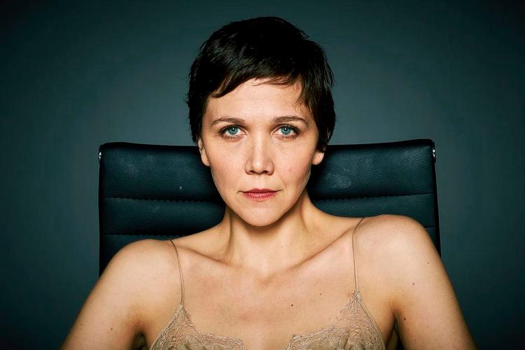 Fremragende. Det er Maggie Gyllenhaal, som spiller den altoverskyggende hovedrolle som Nessa, der som barn så sin far blive myrdet på brutal vis. Hun forvalter rollen med stor overbevisning. 