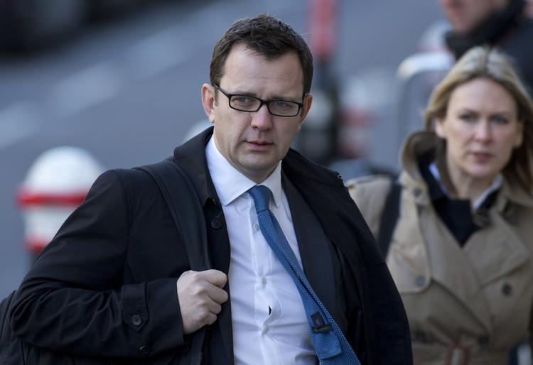 Fængsel. Andy Coulson, der tidligere har fungeret som spindoktor for den britiske premierminister, er blevet idømt 18 måneders fængsel for sin rolle i sagen om ulovlig telefonaflytning på den nu hedengangne avis News Of The World. 