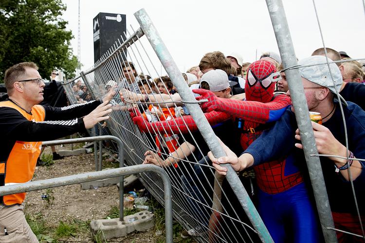 Hegnet blev åbnet for et utålmodigt publikum kl. 17 torsdag. 