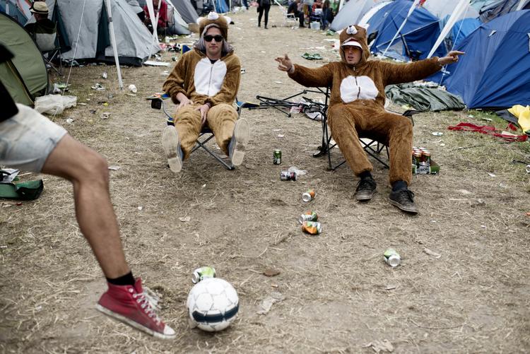 To bjørne varmer op med ølbowling. 
