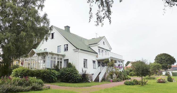 Behageligt og lærerigt. Gammeldags svensk idyl kombineres med moderne bekvemmeligheder som et hav af internationale satellitkanaler og wifi på værelserne. 