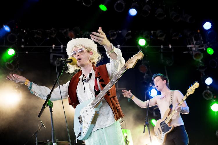 piberenser. Med hvid skjorte og rød vest er han en meget tynd version af julemanden. Hvis han kom fra Saturn. Eller ligner han bare en menneskelig piberenser? 