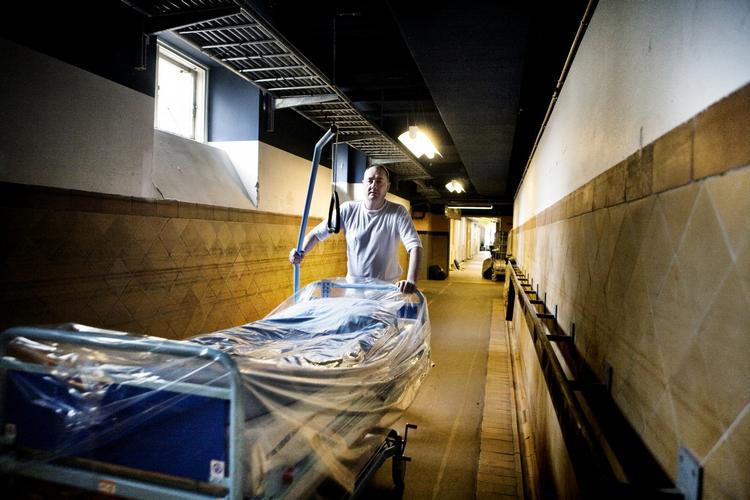 Nedslidt. Mange offentlige velfærdsinstitutioner er i dag så nedslidte, at de enten skal fornyes eller gennemrenoveres. En af de institutioner, der har været i gang med en renovering, er Gentofte Hospital, hvor billedet her stammer fra. 