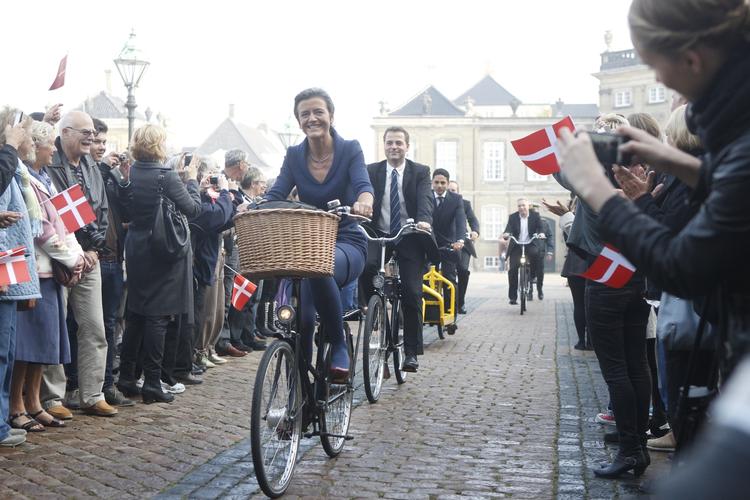 REGERING. De radikale kom cyklende til dronningen, da de i 2011 indgik regring med S. Nu går Margrethe Vestager i rette med sin gruppeformand i spørgsmålet om 24-år-reglen. 
