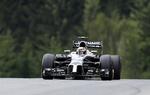 POINTJAGT. Kevin Magnussen er ikke helt tilfreds med sin racer efter den første træning på Silverstone i England 