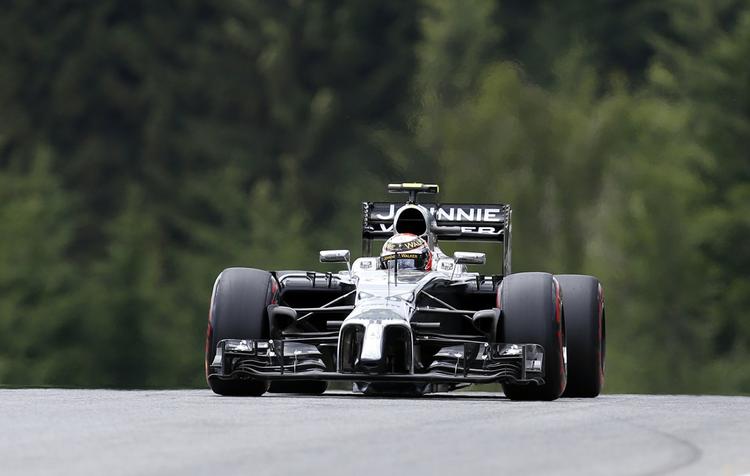 POINTJAGT. Kevin Magnussen er ikke helt tilfreds med sin racer efter den første træning på Silverstone i England 