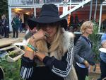Ro. Udstrakt mellem Orange og Arena ligger mediebyen, hvor folk går i rent tøj, spiser dyr mad og møder medier, musikfolk og sponsorer. 